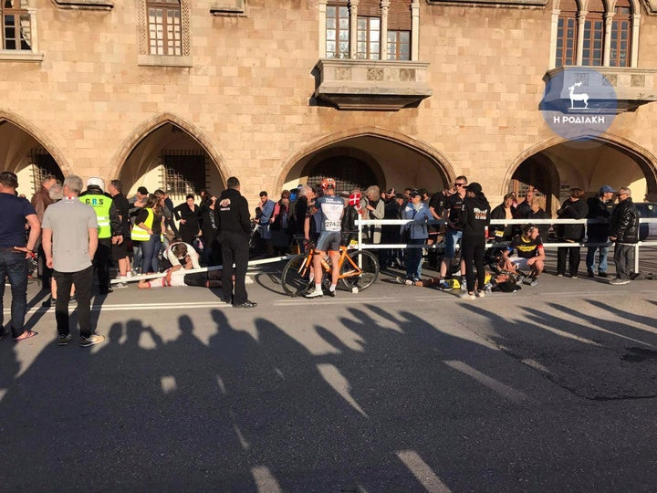 Ρόδος: Ποδηλάτες τραυματίστηκαν από μοτοσυκλέτα συνοδείας της ΕΛΑΣ (εικόνες, βίντεο)